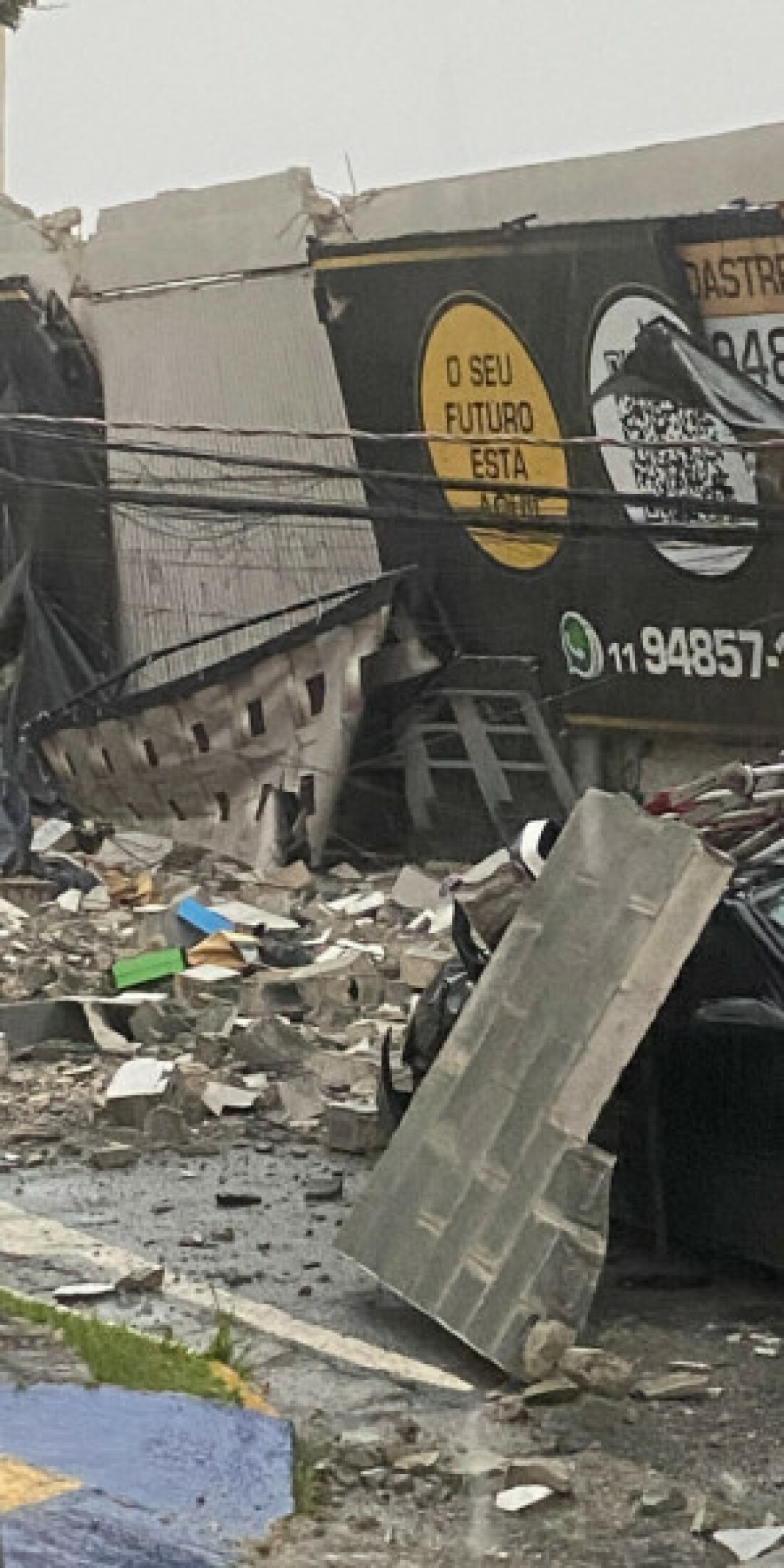 Muro cai e atinge carro em Suzano após chuva forte