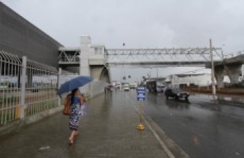 Passarela é instalada no lado sul de nova estação de Suzano