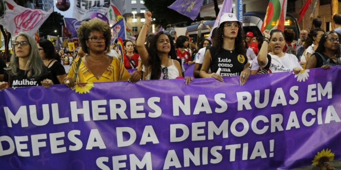 Mulheres ocupam Centro do Rio e homenageiam Marielle em ato 8M