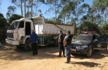 GCM flagra descarte de lixo e apreende caminhão