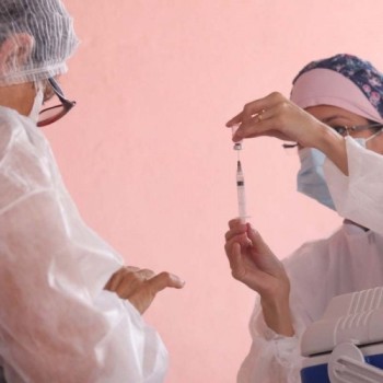 Segunda dose é aplicada em 319 pessoas de Suzano