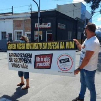 Professores protestam contra a volta das aulas presenciais