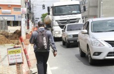 Obra na Prudente de Moraes faz pedestres se arriscarem