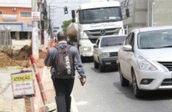 Obra na Prudente de Moraes faz pedestres se arriscarem