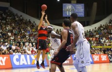Flamengo vence o Mogi com facilidade e dispara na tabela