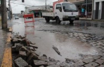 Rua Casarejos tem problemas no pavimento