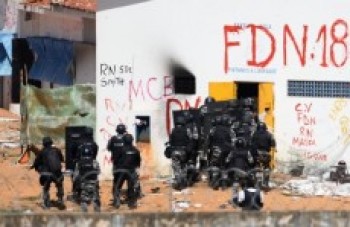 Batalhão de Choque da PM entra em Alcaçuz e transfere detentos