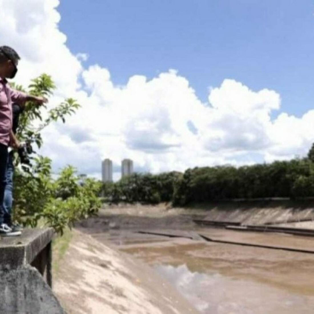 Prefeito Caio Cunha entrega serviços de limpeza do piscinão