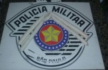 PM prende dupla e acha explosivo