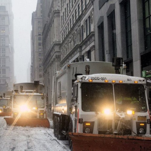 Tornados e onda de frio nos EUA matam sete pessoas e param vacinação