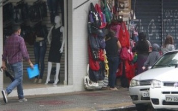 Apesar do feriado, algumas lojas abriram as portas: