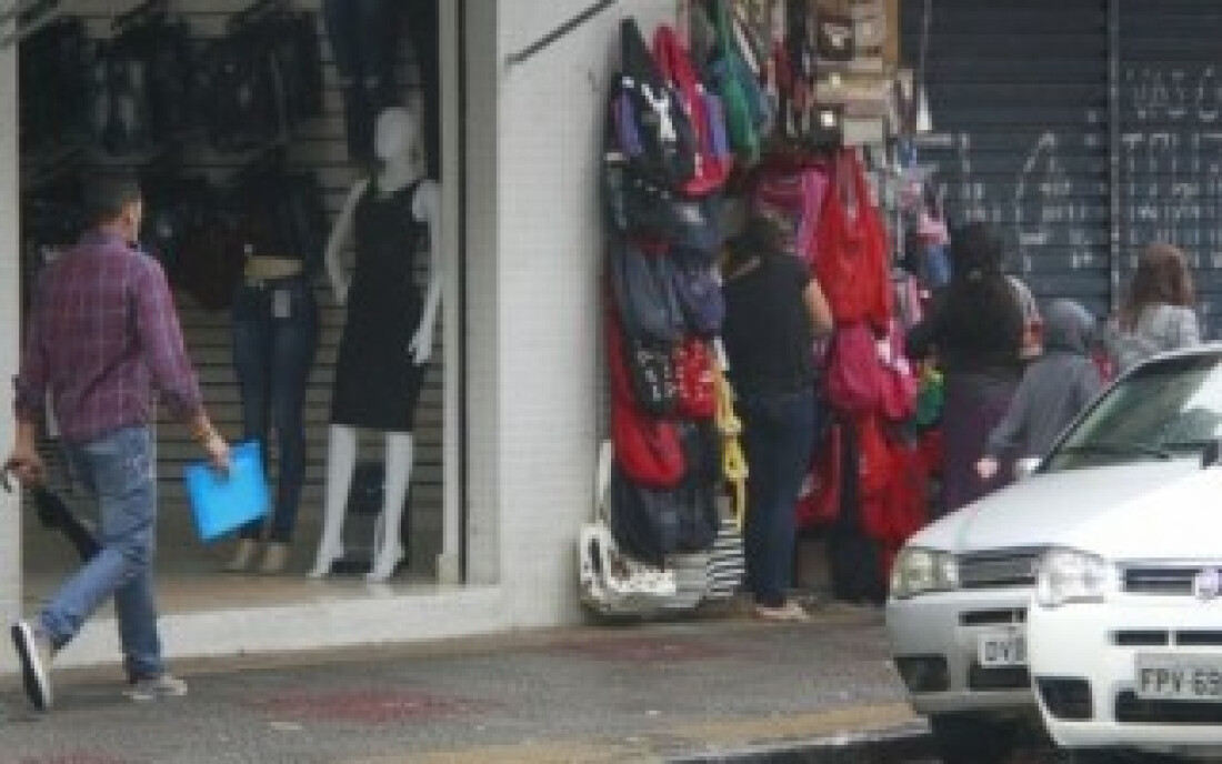 Apesar do feriado, algumas lojas abriram as portas: