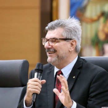 Ministro do STJ é internado com covid-19 em Brasília