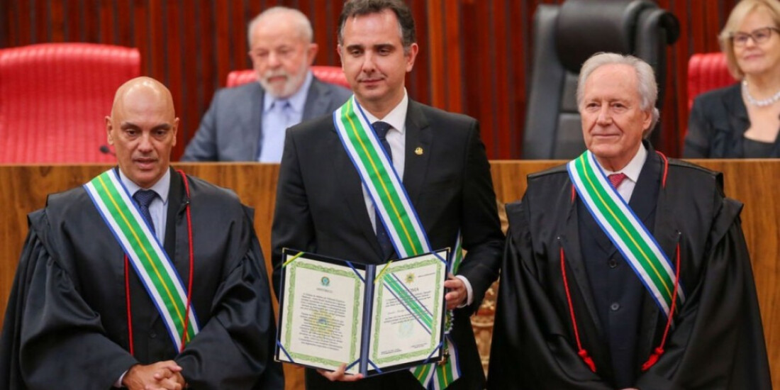 Pacheco é condecorado no TSE por atuação na defesa da democracia