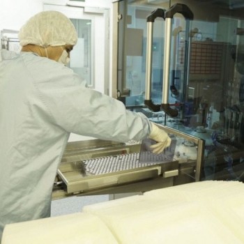 Fiocruz envasa o primeiro lote de IFA da vacina contra a covid-19