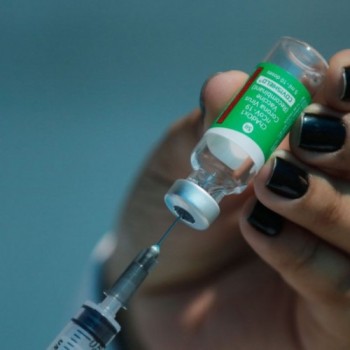 Rio vacina idosos acima de 85 anos sem saber quando recebe mais doses
