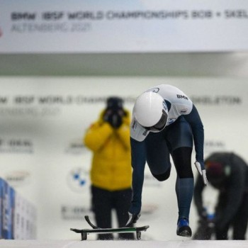 Brasileira vibra após melhor resultado do país no Mundial de skeleton