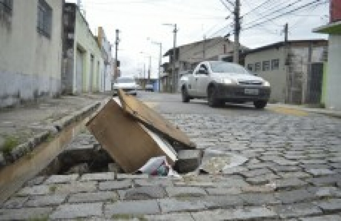 Buraco em rua da Vila Industrial é obstáculo para motoristas e pedestres