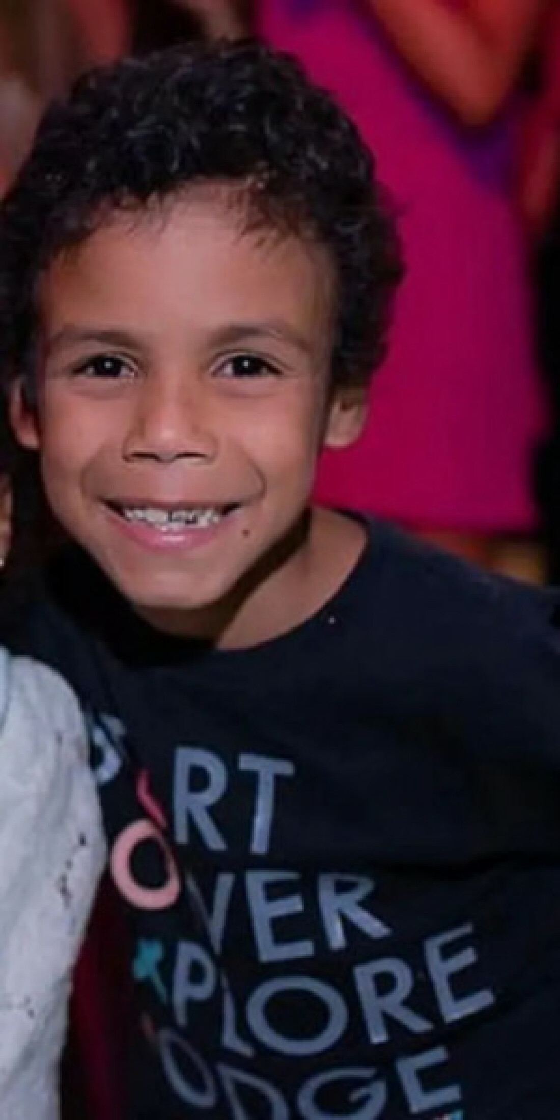 Menino de 7 anos morre após ser espancado pelo pai adotivo