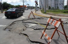 Pavimento cede em César de Souza e preocupa moradores