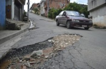 Rua esburacada assusta moradores da Vila Leite