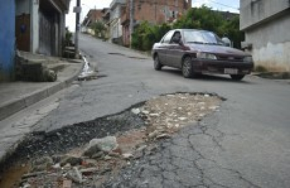 Rua esburacada assusta moradores da Vila Leite