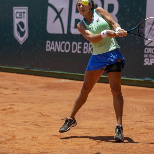 Carol Meligeni derrota favorita e está nas quartas na África do Sul