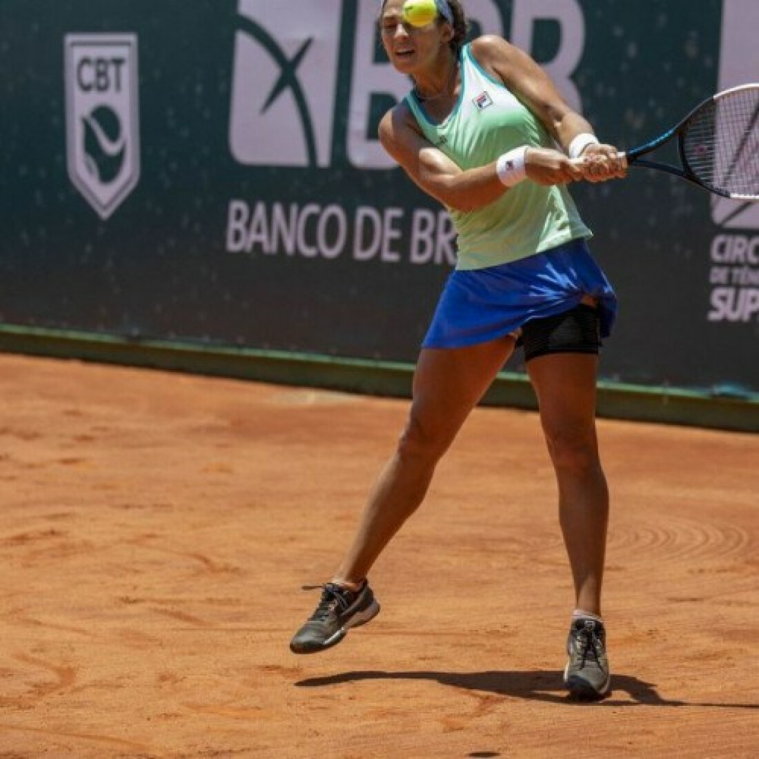 Carol Meligeni derrota favorita e está nas quartas na África do Sul