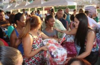 ? Prefeitura distribui cobertores na Vila Arbame: