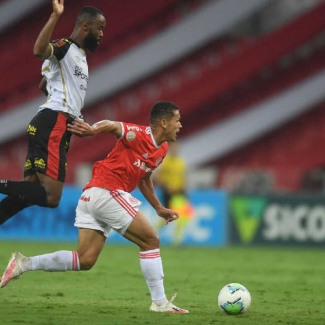 Sport vence e Internacional perde chance de disparar na ponta