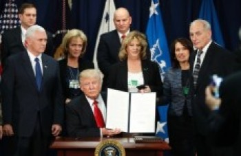 Trump assina ordem para construir muro