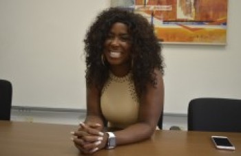 Ex-BBB Adélia Soares visita o Grupo Mogi News: