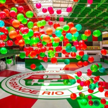 Fotógrafa faz intervenções artísticas em escolas de samba do Rio