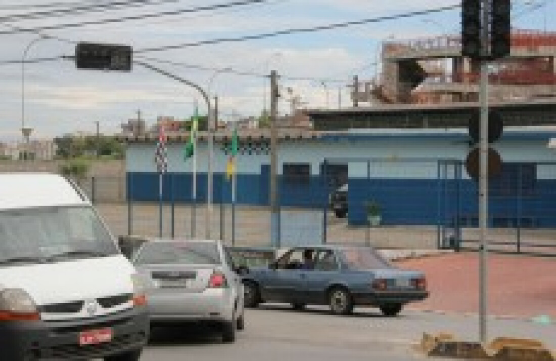 Semáforo quebrado causa vários acidentes em Ferraz