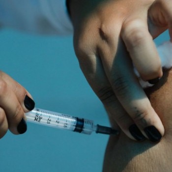 Covid-19: mundo deve chegar hoje a 150 milhões de doses aplicadas