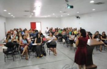 Secretária de Educação faz reuniões com equipes