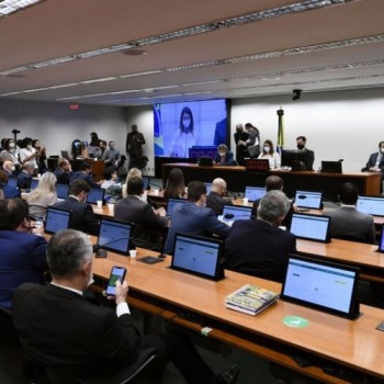 Flávia Arruda é eleita presidente da Comissão Mista de Orçamento