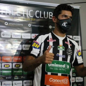 Athletic Club Futebol apresenta Loco Abreu oficialmente