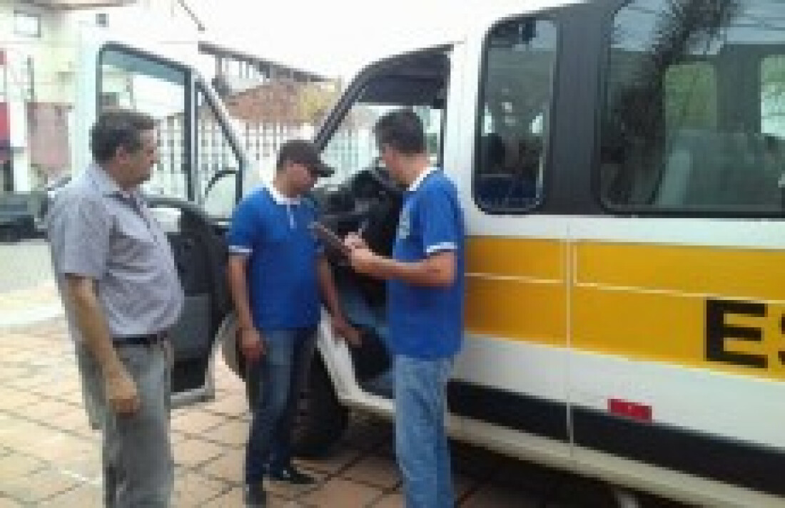 Vans escolares e táxis serão recadastrados