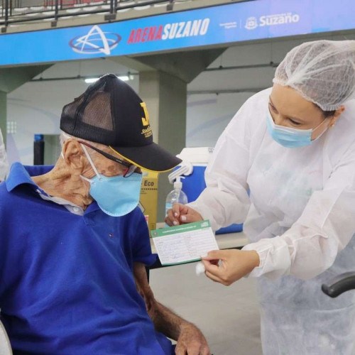Suzano vacina quase 400 idosos no primeiro dia de campanha