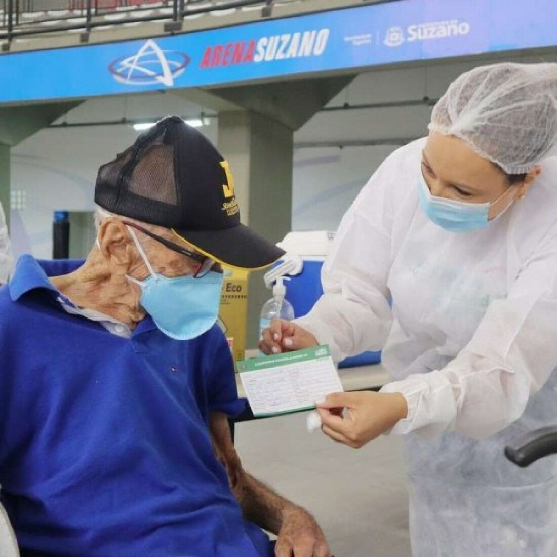 Suzano vacina quase 400 idosos no primeiro dia de campanha