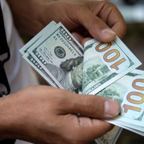 Dólar tem pequena queda e fecha dia vendido a R$ 5,37