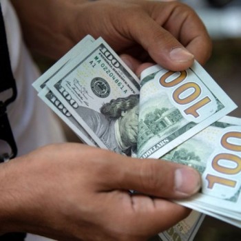 Dólar tem pequena queda e fecha dia vendido a R$ 5,37