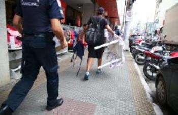 Prefeitura dá início à operação de retirada de ambulantes no centro