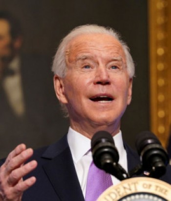 Biden ignora republicanos e mantém proposta de benefício