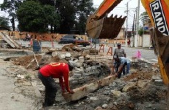 Sarjetões são trocados em rotatória da Vila Virgínia