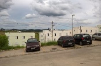 Mulher tenta pular da janela com filha de um mês no colo