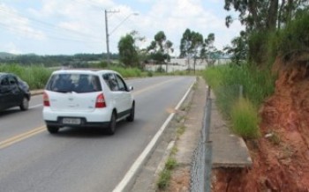 Parte de calçada cede na avenida Japão: