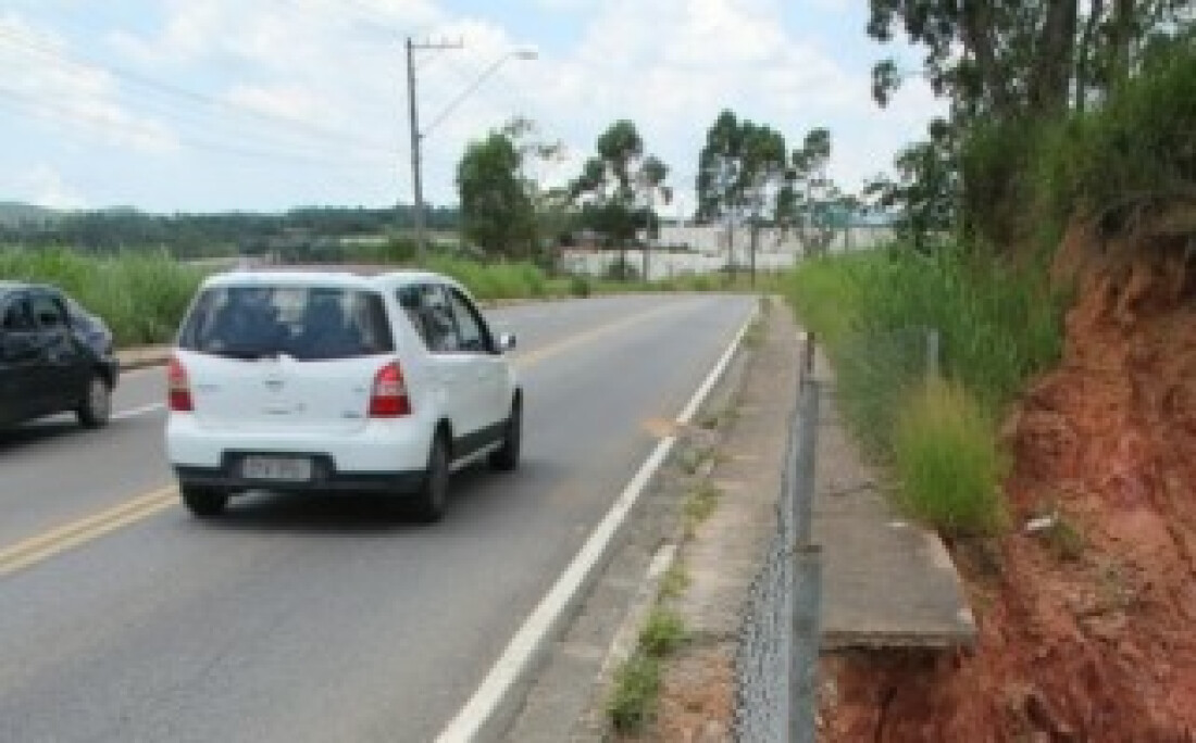 Parte de calçada cede na avenida Japão: