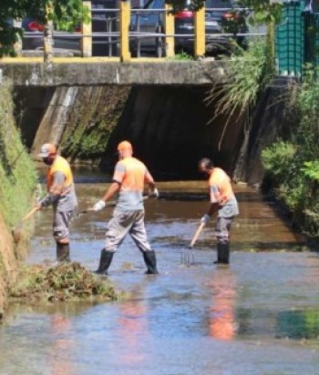 Córrego dos corvos passa por serviços de limpeza